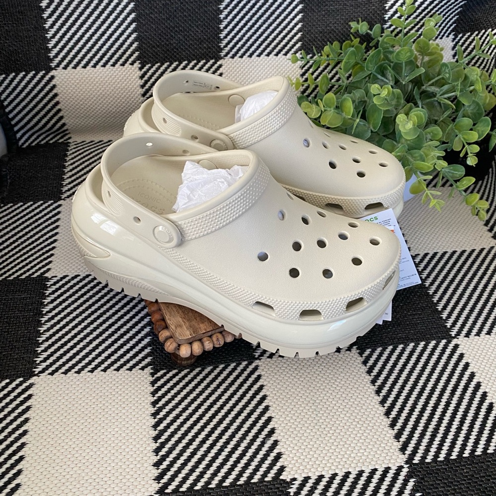 Crocs Unisex Adult Mega Crush Clogs Size 8
